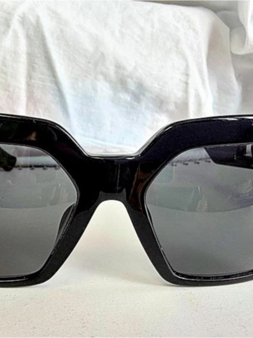 Versace VE4461 Medusa Horizon Sunglasses Black Medusa Sunglasses Like New